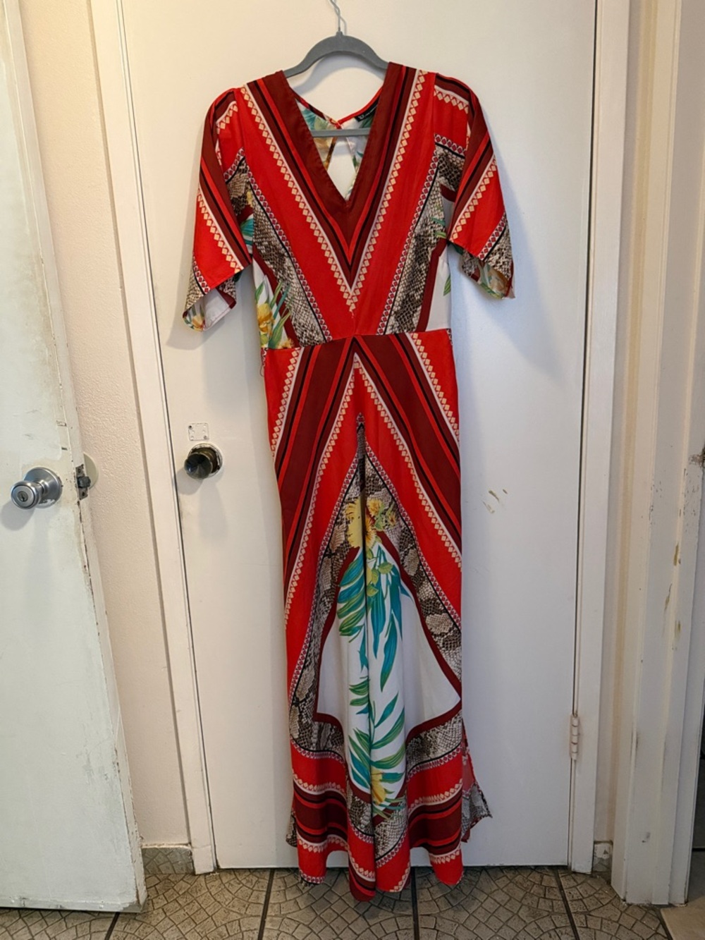 New York & Company Red Printed V-Neck Maxi Dress with Tropical. Size small tall